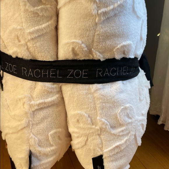 🎀Rachel Zoe Cream Plush Luxurious Faux Fur Pillow Duo with Bow Pattern 🎀 - Picture 14 of 16